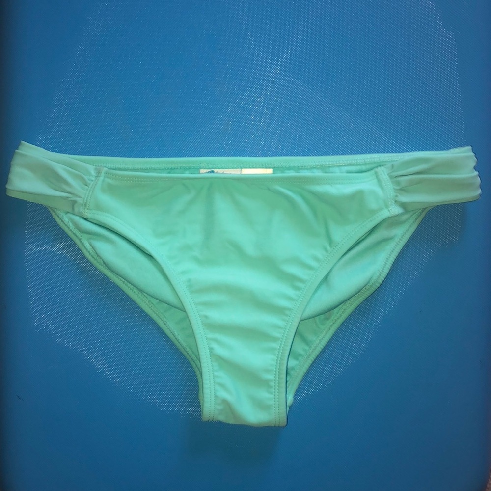 Green Bikini bottoms • M